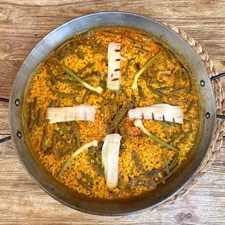 Arroz de verduras con puerro a la brasa y ajos tiernos