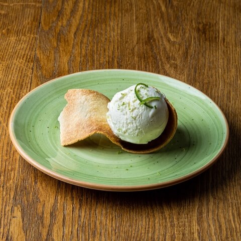 Kefir and lime ice cream with crunchy artisan biscuit