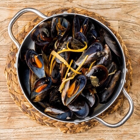 Mussels with citrus, bay leaf, garlic and onion