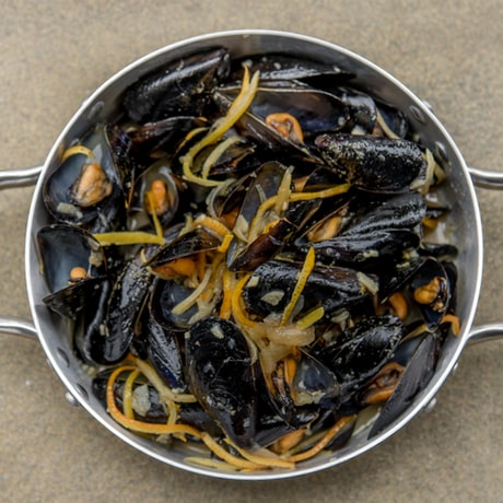 Mussels with citrus, bay leaf, garlic and onion