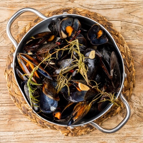 Moules avec romarin et ail
